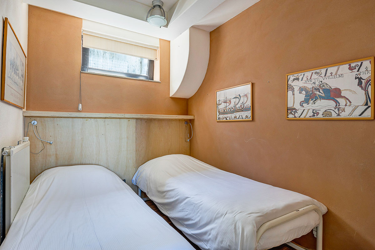 slaapkamer 2 losse bedden sepia vakantiehuisje op schiermonnikoog