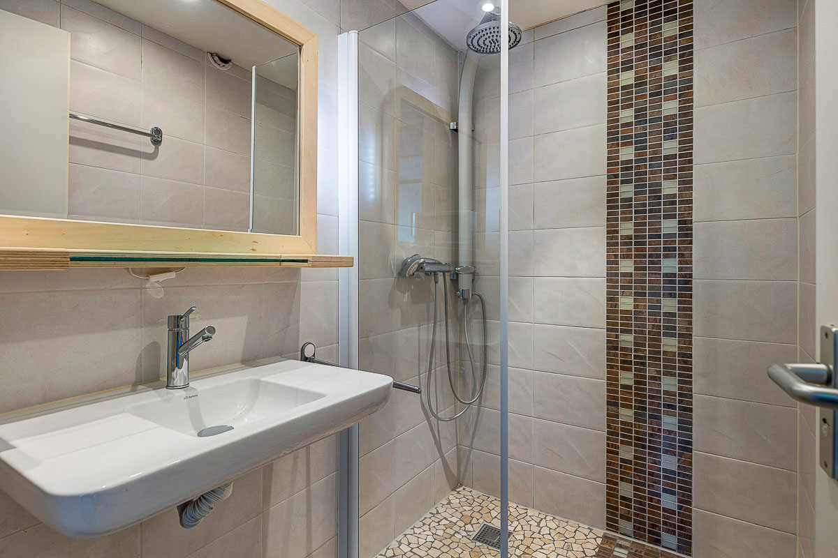 Badkamer sepia vakantiehuisje op schiermonnikoog