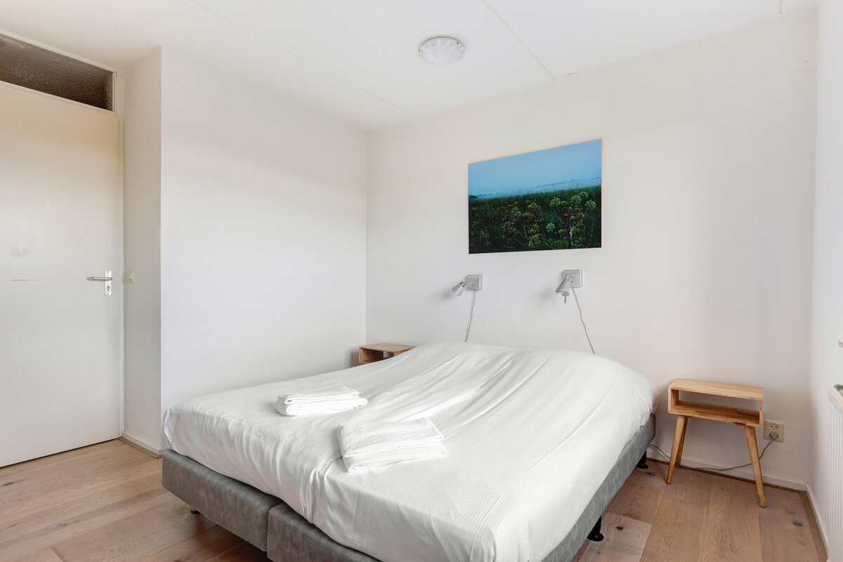 Slaapkamer tweepersoonsbed van vakantiehuisje Aldegonda op Schiermonnikoog
