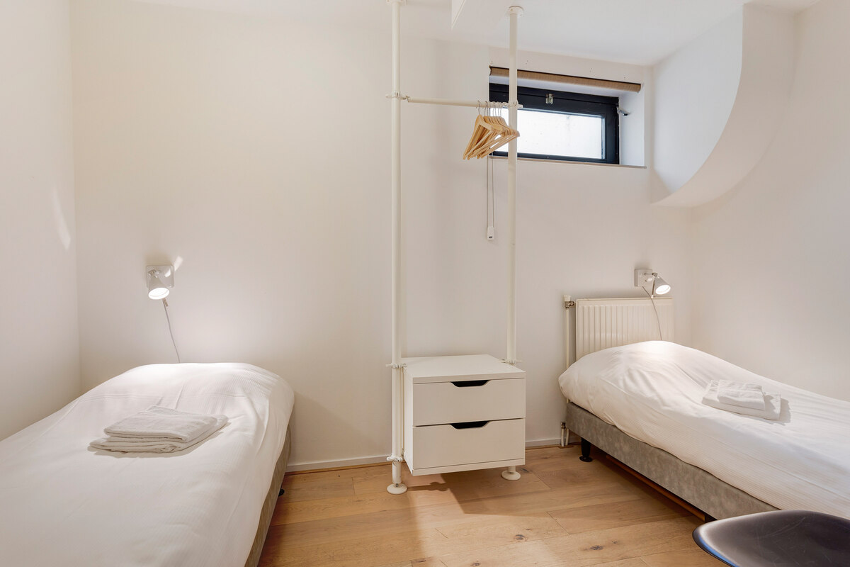 Slaapkamer twee eenpersoons bedden van vakantiehuisje Aldegonda op Schiermonnikoog