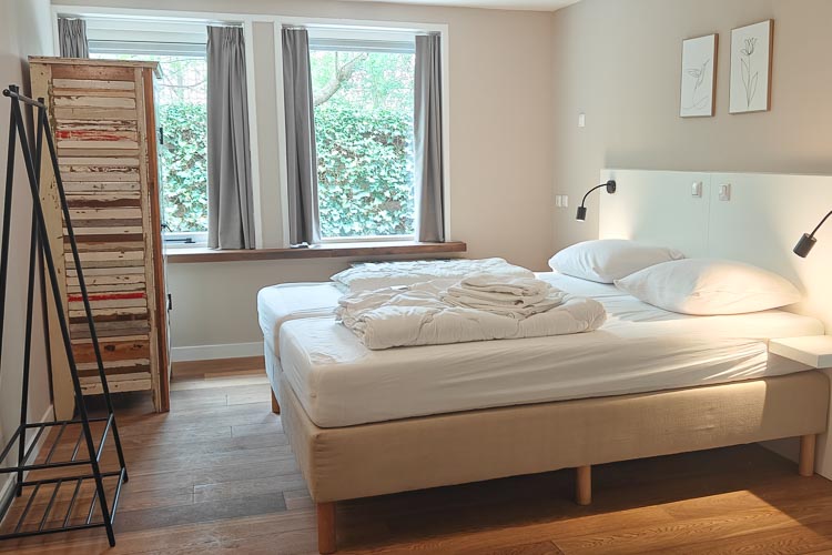 Zithoek met bank en wanddecoratie in vakantiehuis Boszicht 16a Schiermonnikoog