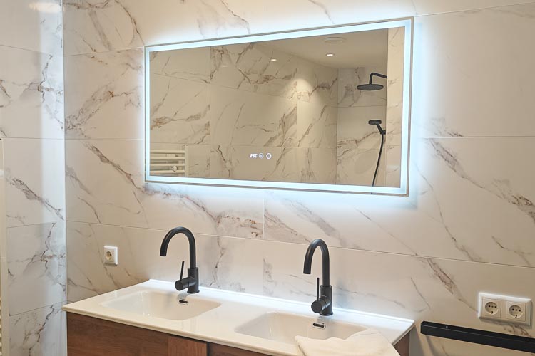 Ruime woonkamer met zithoek en eethoek van vakantiehuis Boszicht 16a Schiermonnikoog