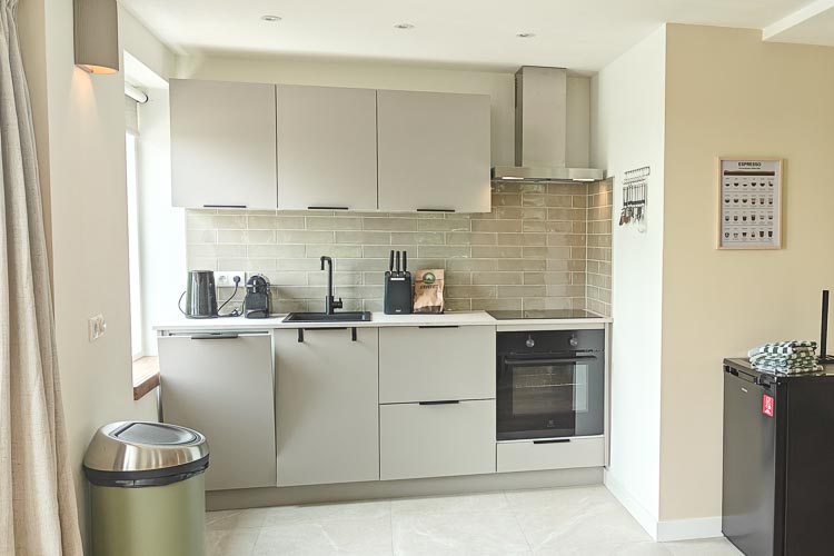 Keuken met groot raam en uitzicht op duinen bij vakantiehuis Boszicht 16a Schiermonnikoog