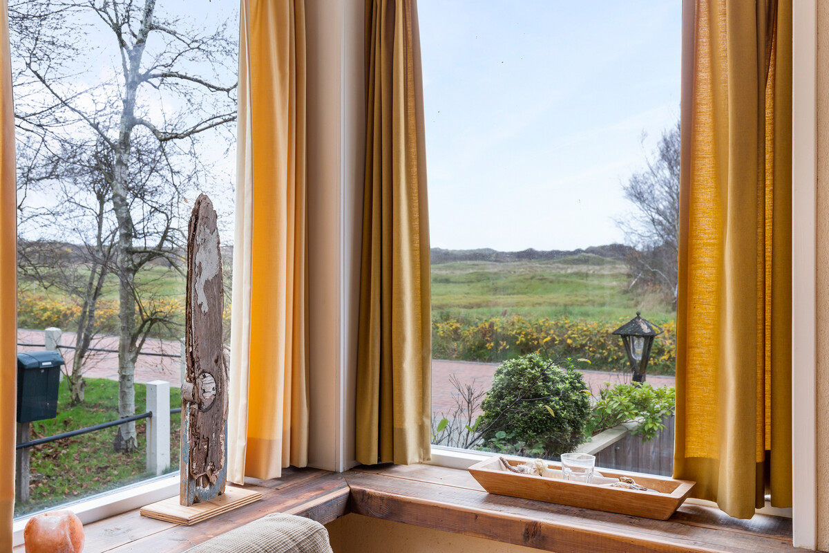 Open woonkamer met keuken en eethoek in vakantiehuis Boszicht 16a Schiermonnikoog