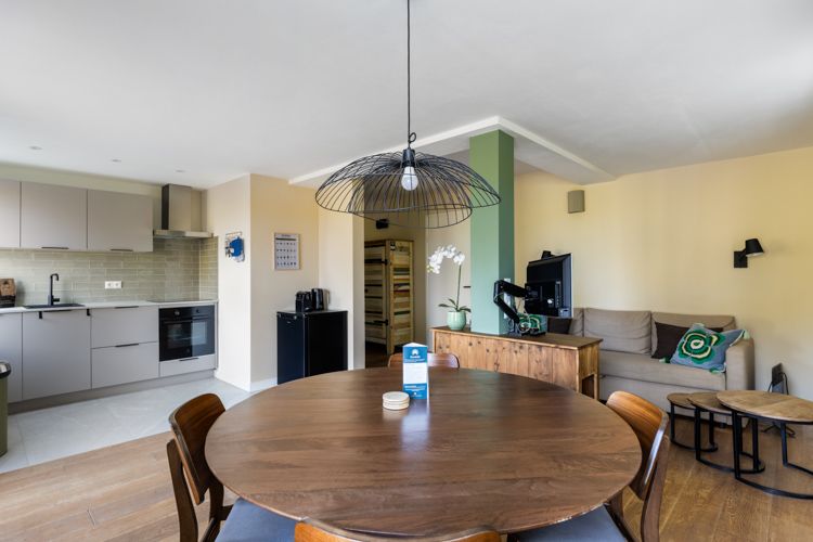 Eethoek naast open keuken in lichte woonkamer van vakantiehuis Boszicht 16a Schiermonnikoog