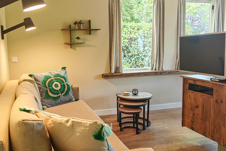 Luchtfoto van appartementencomplex Boszicht op Schiermonnikoog nabij strandopgang