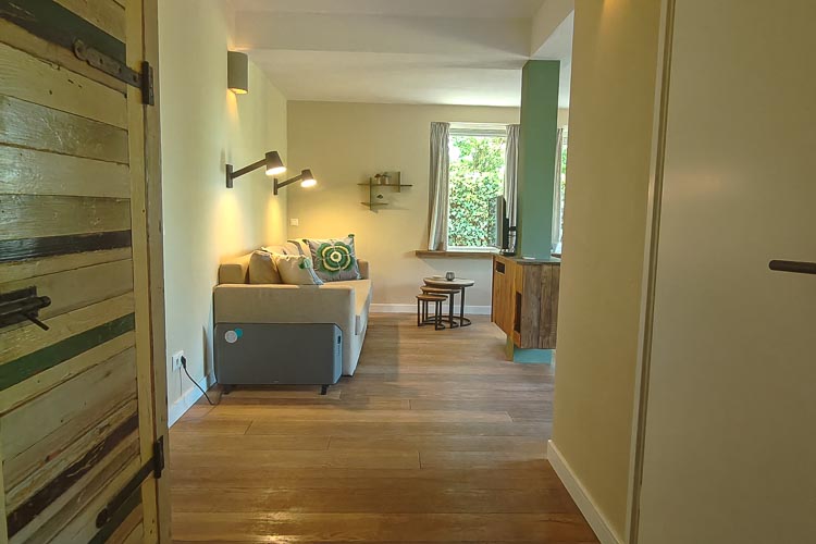 Moderne keuken met eettafel en uitzicht op natuur bij vakantiehuis Boszicht 16a Schiermonnikoog